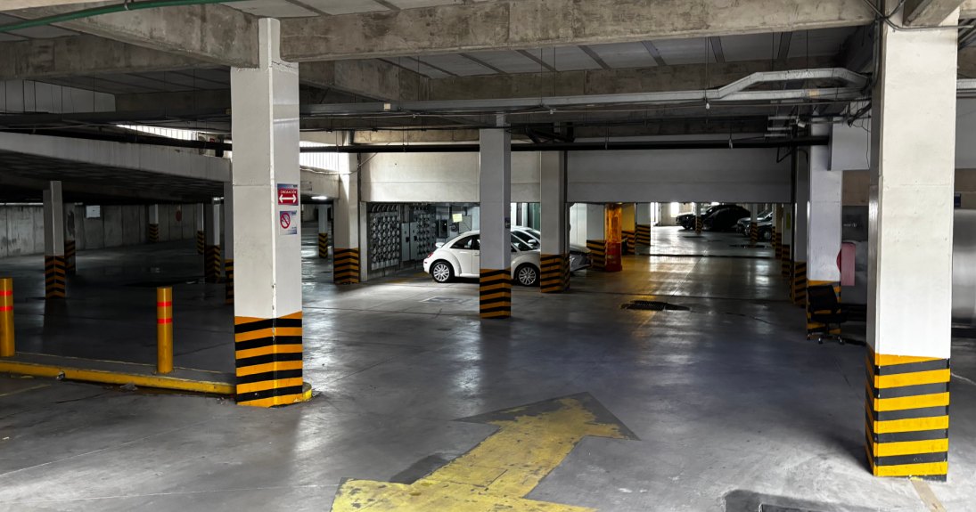 Estacionamiento techado del edificio