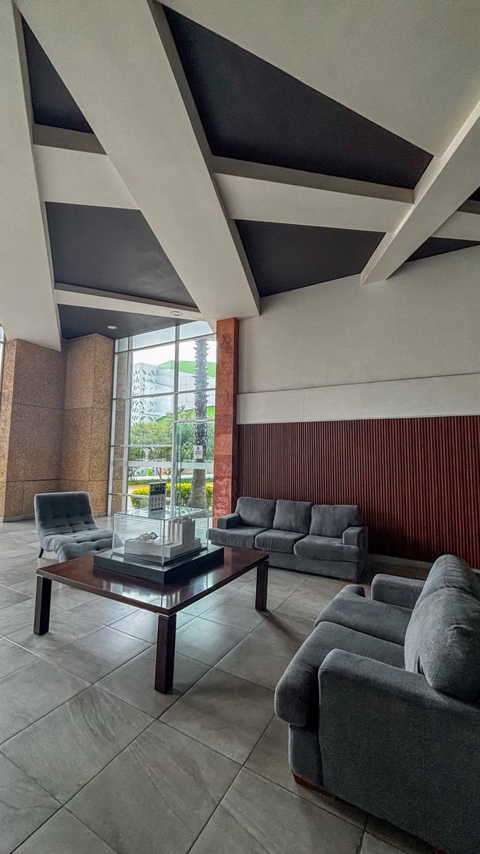 Lobby del edificio con salas y ventanal