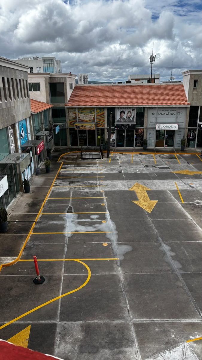 Estacionamiento exterior de la plaza