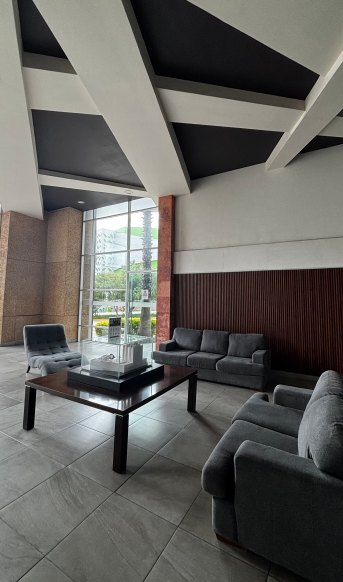 Lobby del edificio con salas y mesa central
