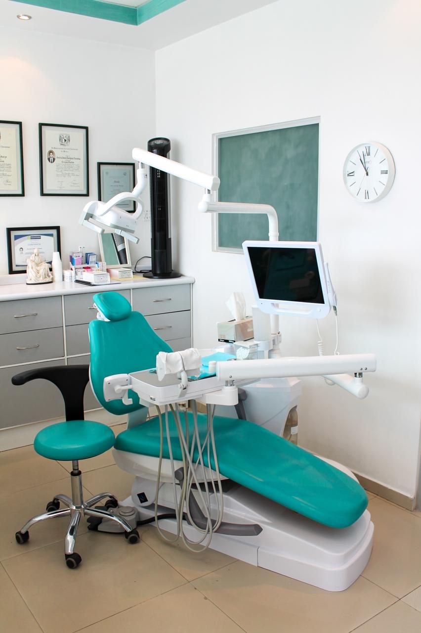 Unidad dental con sillón turquesa, lámpara LED y monitor