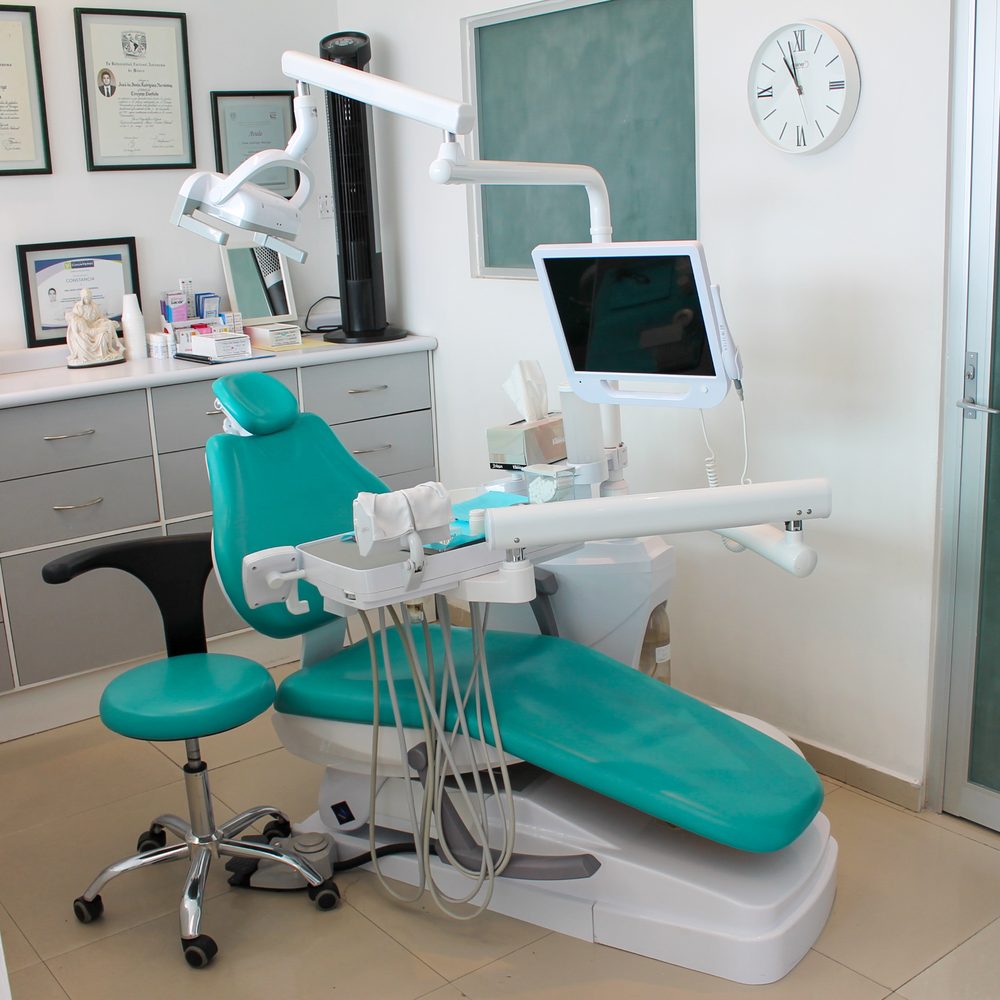 Unidad dental 2 con sillón turquesa, lámpara y monitor