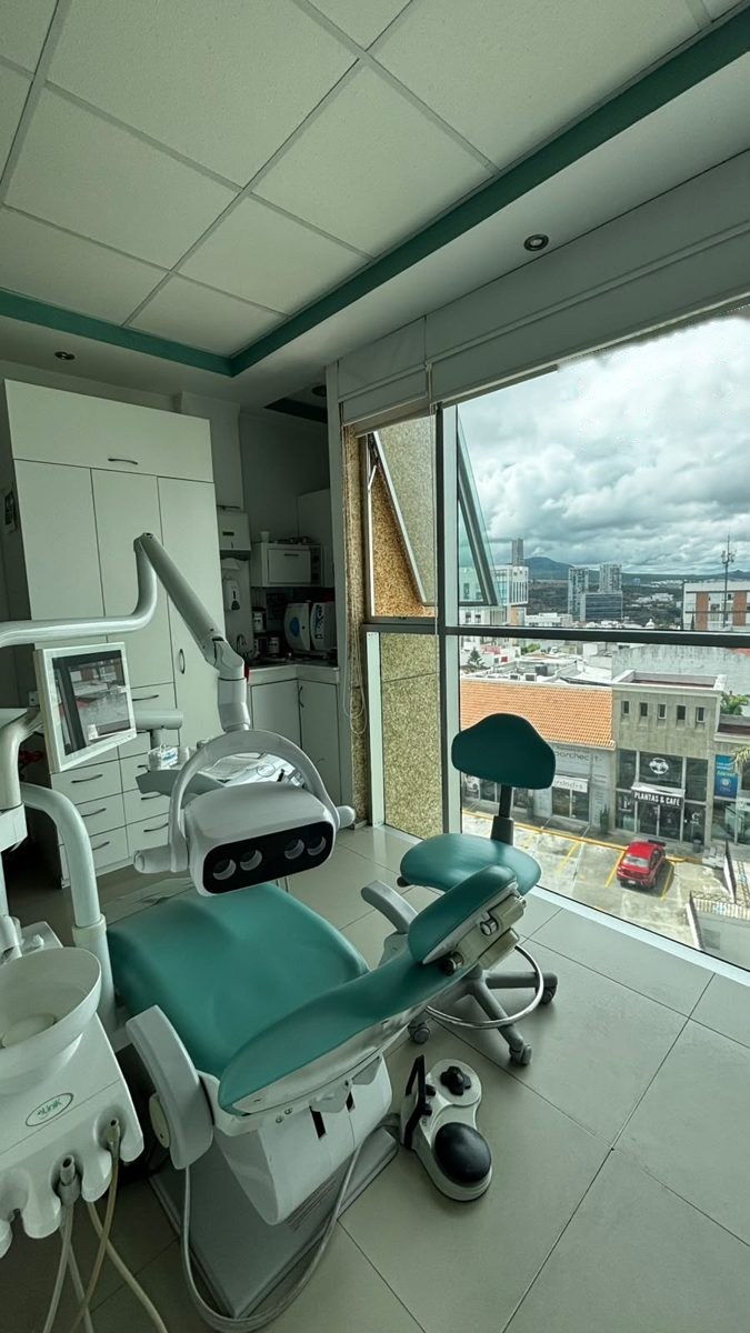 Unidad dental 1 junto al ventanal con vista a la ciudad