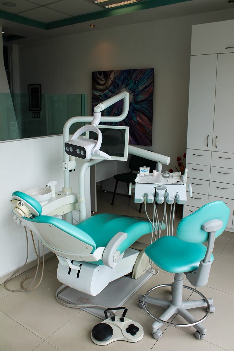 Unidad dental 1 con sillón turquesa, lámpara LED y monitor