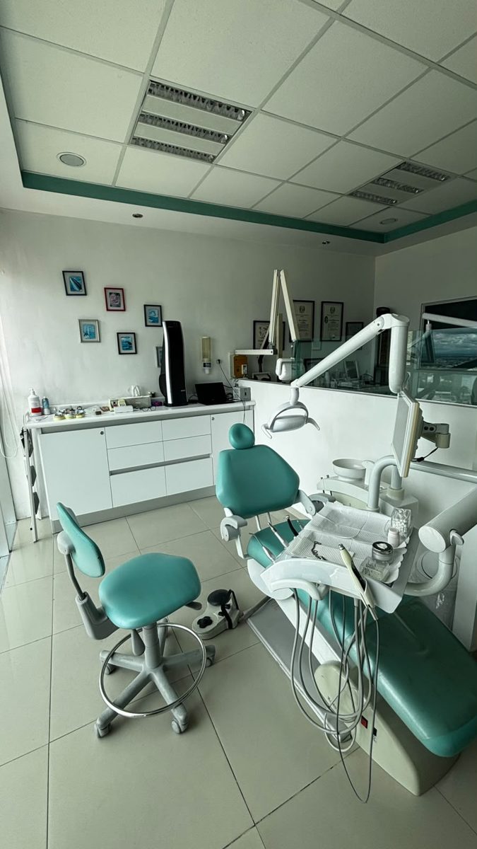 Unidad dental 1 con banco del odontólogo y muebles de trabajo