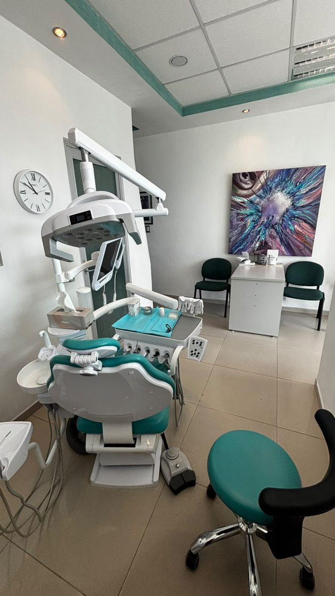 Unidad dental 2 con la recepción y el cuadro al fondo
